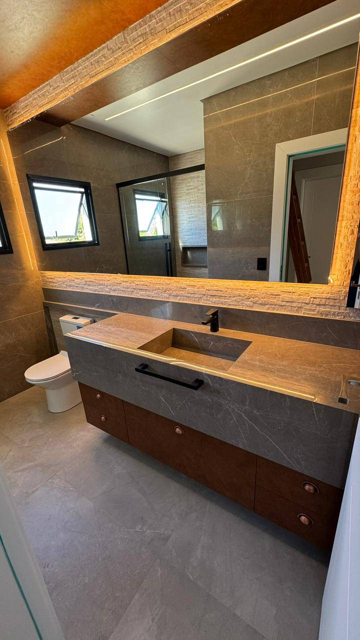 Cuba em porcelanato com recortes precisos e paginação contínua.
